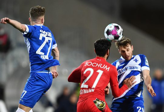 Matthias Bader und Gerrit Holtmann im Kopfballduell beim letzten aufeinander treffen zwischen Bochum und Darmstadt. Damals noch in Liga 2.