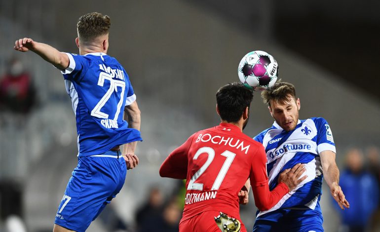 Matthias Bader und Gerrit Holtmann im Kopfballduell beim letzten aufeinander treffen zwischen Bochum und Darmstadt. Damals noch in Liga 2.