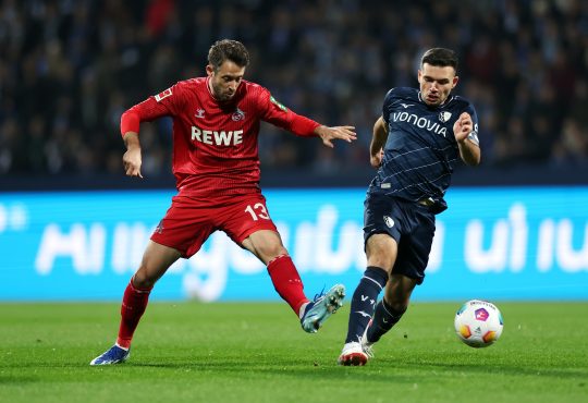 Mark Uth im Zweikampf gegen Bochum.