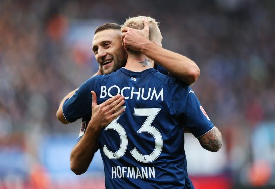 Philipp Hofmann und Ivan Ordets umarmen sich nach einem Torerfolg.