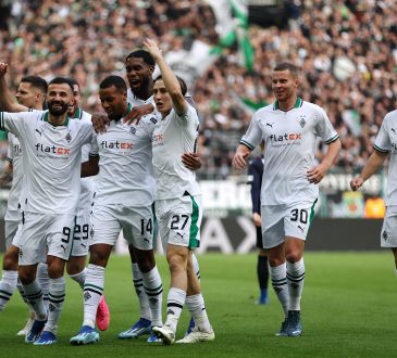 Die Spieler von Borussia Mönchengladbach feiern ein Tor gegen Heidenheim