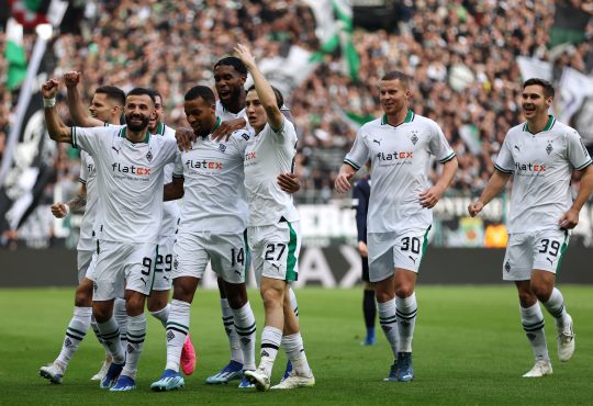Die Spieler von Borussia Mönchengladbach feiern ein Tor gegen Heidenheim