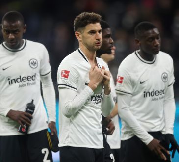 Lucas Alario mit verzweifelter Geste Geste nach einem Bundesliga-Spiel gegen den Vfl Bochum im März 2023