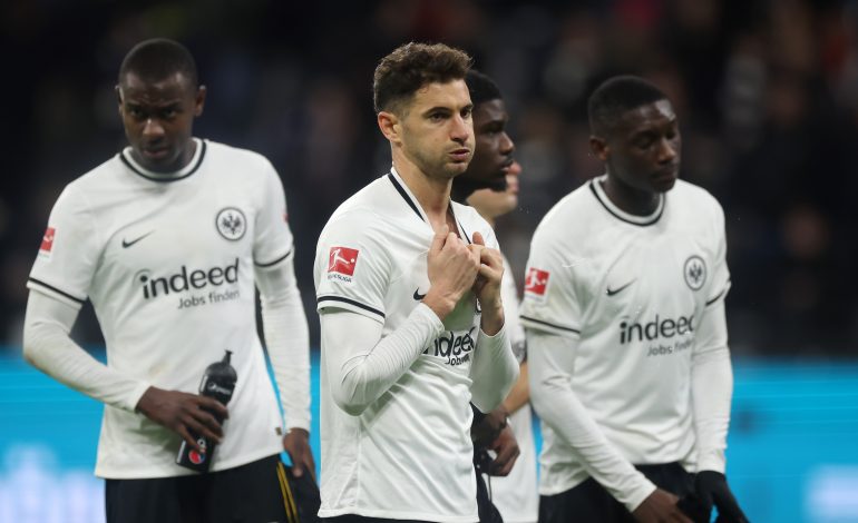 Lucas Alario mit verzweifelter Geste Geste nach einem Bundesliga-Spiel gegen den Vfl Bochum im März 2023
