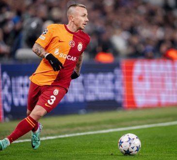 Angeliño im Trikot von Galatasaray am Ball, im Spiel gegen den FC Kopenhagen in der Champions League.