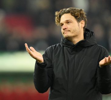 Dortmund-Trainer Edin Terzić nach dem Eins zu Eins gegen Augsburg mit einer ratlosen Geste.
