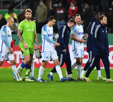 Schalke Mannschaft läuft enttäuscht richtung Kurve nach Niederlage im Pokal gegen St.Pauli.