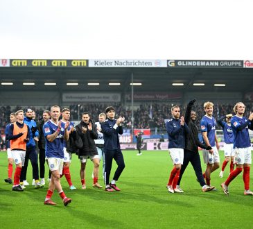 Die Spieler von Holstein Kiel feiern mit den Fans nach dem Sieg gegen den HSV