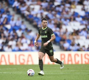 Arnau Martinez mit Ball im Trikot vom FC Girona