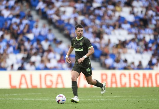 Arnau Martinez mit Ball im Trikot vom FC Girona