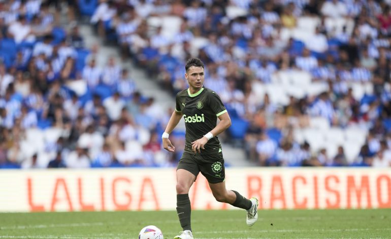 Arnau Martinez mit Ball im Trikot vom FC Girona