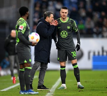 Mattias Svanberg kriegt Instruktionen von Trainer Niko Kovac