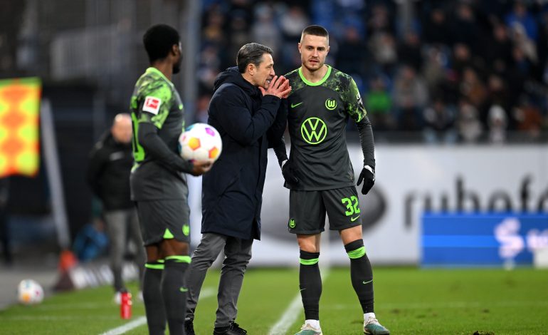 Mattias Svanberg kriegt Instruktionen von Trainer Niko Kovac