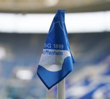 Flagge von der TSG Hoffenheim an einer Eckfahne. Kadir Seven