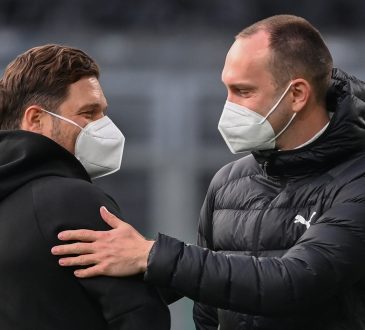 Dortmund-Trainer Edin Terzic und Bremen-Trainer Ole Werner geben sich die Hand