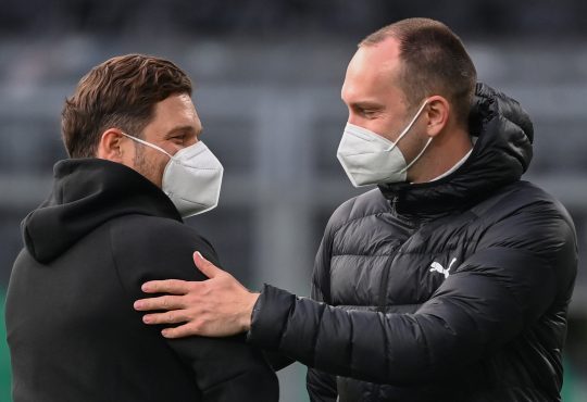 Dortmund-Trainer Edin Terzic und Bremen-Trainer Ole Werner geben sich die Hand