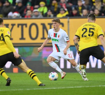 Arne Engels im Dribbling für Augsburg gegen Borussia Dortmund in der Bundesliga