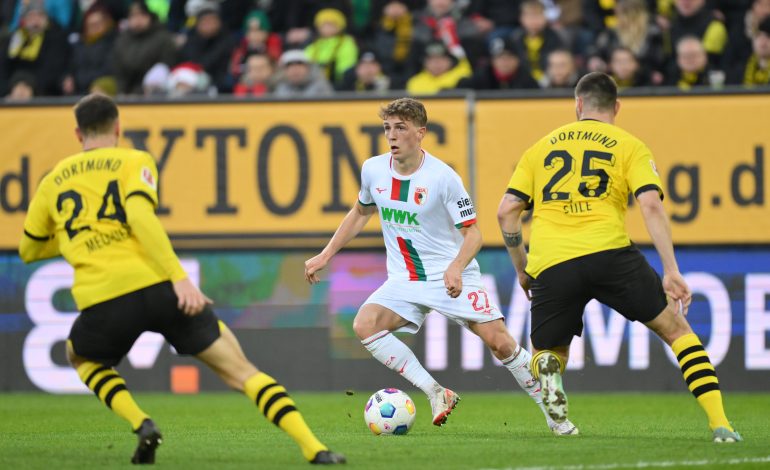 Arne Engels im Dribbling für Augsburg gegen Borussia Dortmund in der Bundesliga
