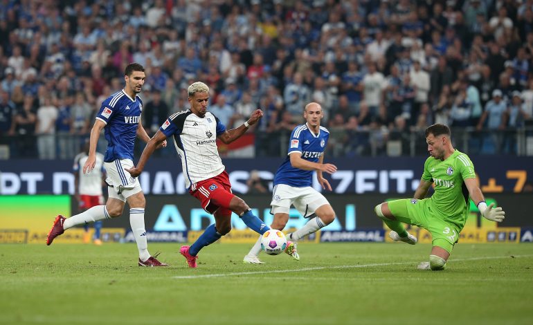 Robert Glatzel im eins gegen eins Duell mit Marius Müller