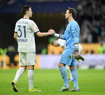 Keven Schlotterbeck und Manuel Riemann beim Shake Hands nach dem Spiel VfL Bochum gegen Eintracht Frankfurt