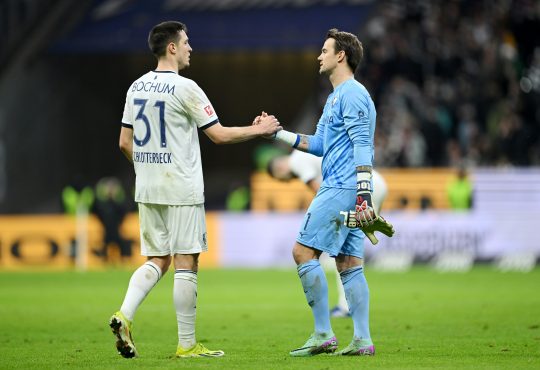 Keven Schlotterbeck und Manuel Riemann beim Shake Hands nach dem Spiel VfL Bochum gegen Eintracht Frankfurt