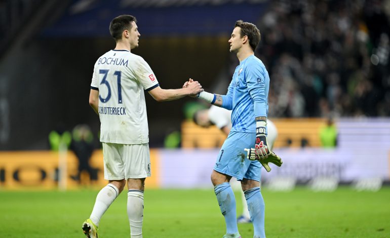 Keven Schlotterbeck und Manuel Riemann beim Shake Hands nach dem Spiel VfL Bochum gegen Eintracht Frankfurt