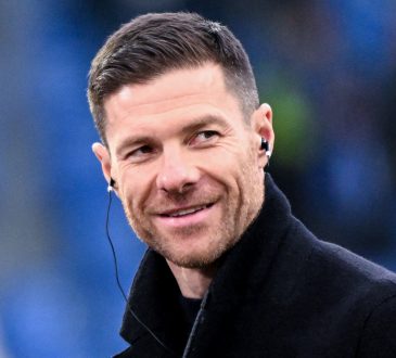 Xabi Alonso lächelt im Interview