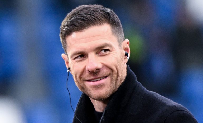 Xabi Alonso lächelt im Interview