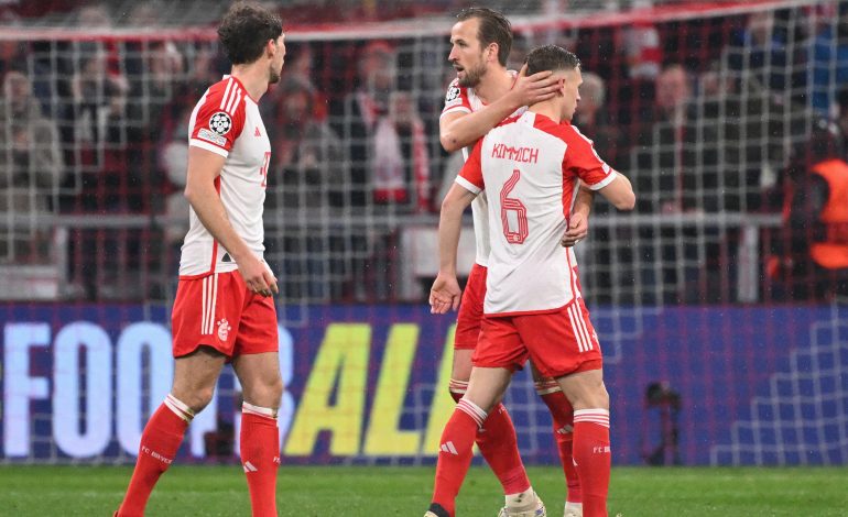 Kimmich, Goretzka und Kane vom FC Bayern München jubeln beim Sieg gegen Lazio Rom