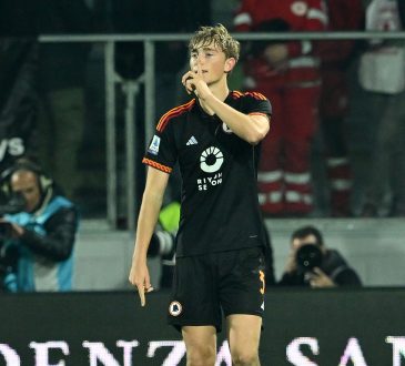 Dean Huijsen im Trikot der AS Roma mit dem Finger am Mund als Jubel