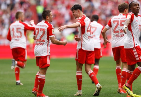 Raphaël Guerreiro und Aleksandar Pavlović im Trikot des FC Bayern