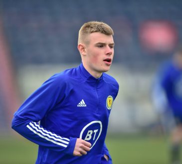 Rory Wilson in Trainingsjacke von der schottischen Nationalmannschaft