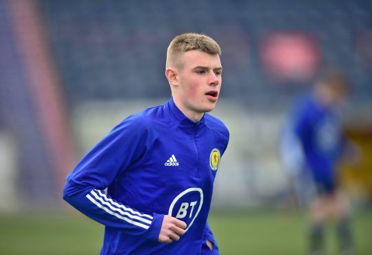 Rory Wilson in Trainingsjacke von der schottischen Nationalmannschaft