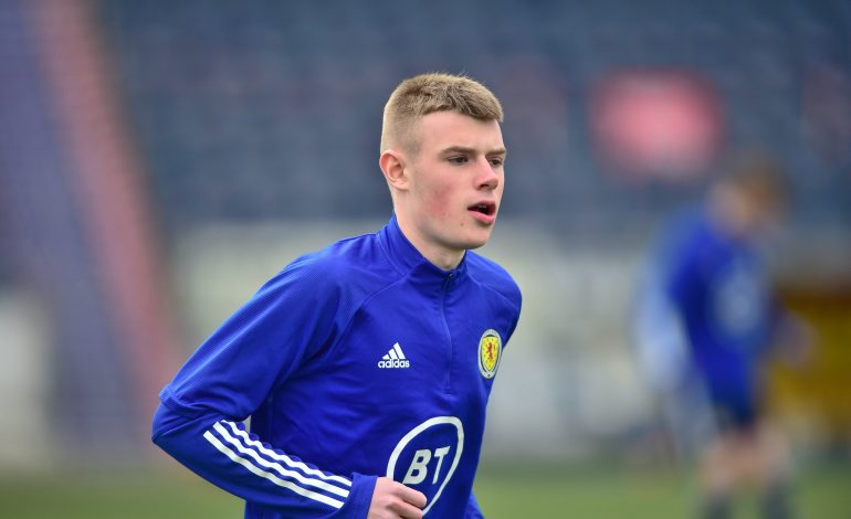 Rory Wilson in Trainingsjacke von der schottischen Nationalmannschaft