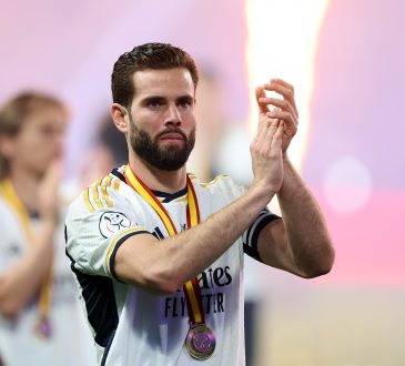 Nacho Fernández klatscht mit Medaille um den Hals in die Hände.