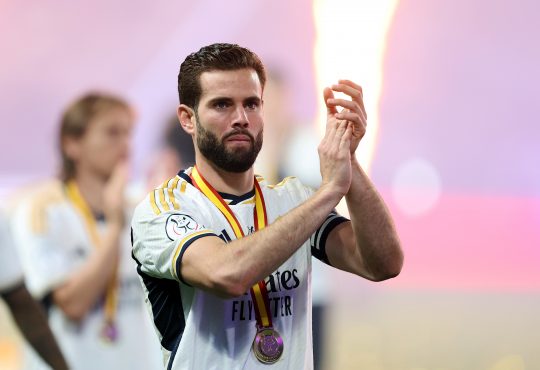 Nacho Fernández klatscht mit Medaille um den Hals in die Hände.