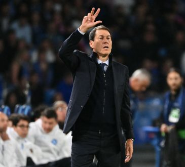 Rudi Garcia hält zwei Finger vor der SSC Neapel Bank in die Höhe.