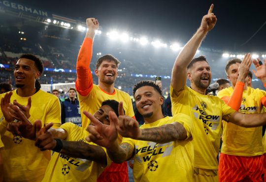 Jadon Sancho feiert mit anderen Spielern der Borussia Dortmund den Sieg über PSG in der Fankurve.