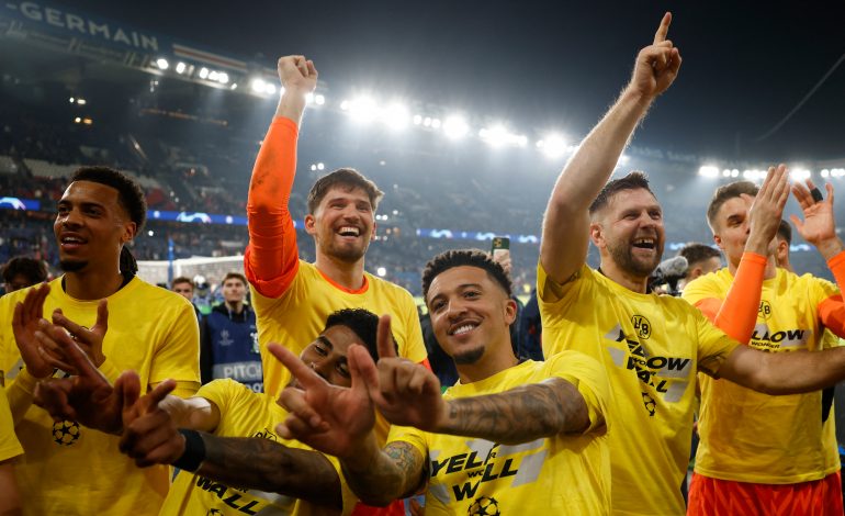 Jadon Sancho feiert mit anderen Spielern der Borussia Dortmund den Sieg über PSG in der Fankurve.