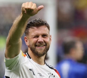 Niclas Füllkrug gibt zwinkernd einen Daumen hoch.