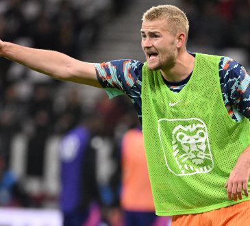 Mathijs de Ligt mit Leibchen im Bayern Trikot