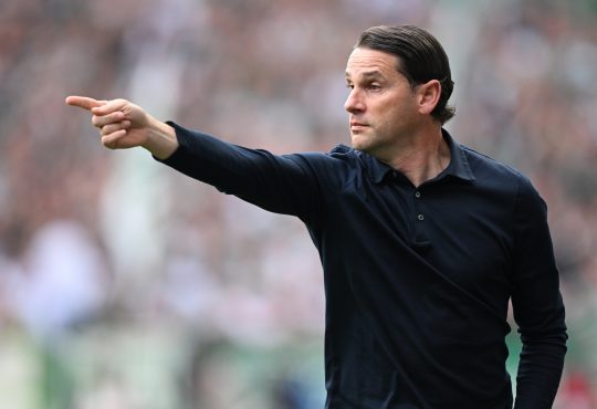 Gerardo Seoane steht am Spielfeldrand und deutet etwas mit seinem Zeigefinger an.