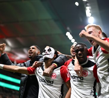 Eintracht Frankfurt feiert ein Tor. Omar Marmoush hat eine Halloween Maske an.