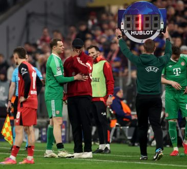 Foto: Kurz nach dem 2:0: Torhüter Manuel Neuer signalisiert Trainer Vincent Kompany, dass er nicht weitermachen kann.