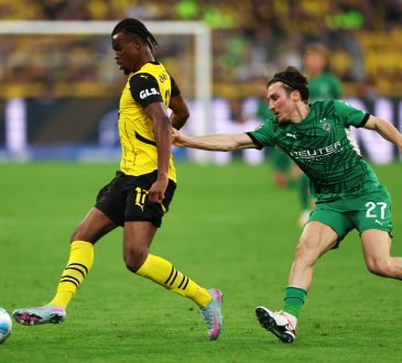 Foto: Carney Chukwuemeka vom BVB am Ball.
