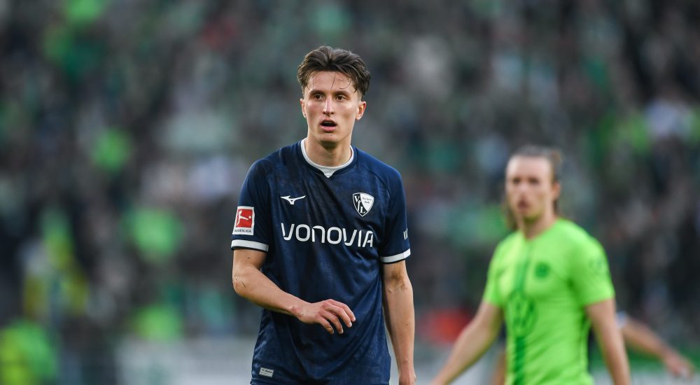 Tim Oermann im Mittelpunkt des Bildes. Spielte in dem Moment für Bochum gegen den VfL Wolfsburg