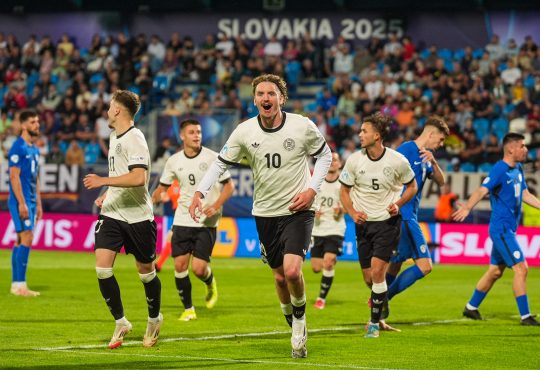 Woltemade jubelt nach dem 3:0 Sieg gegen Slowenien