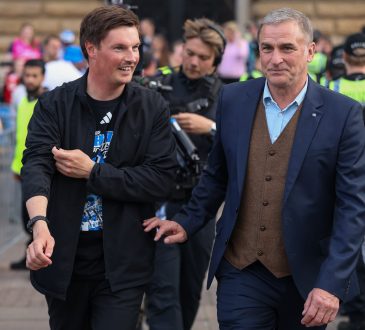 HSV-Sportvorstand Stefan Kuntz und Trainer Merlin Polzin feiern den Aufstieg.