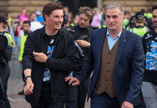 HSV-Sportvorstand Stefan Kuntz und Trainer Merlin Polzin feiern den Aufstieg.