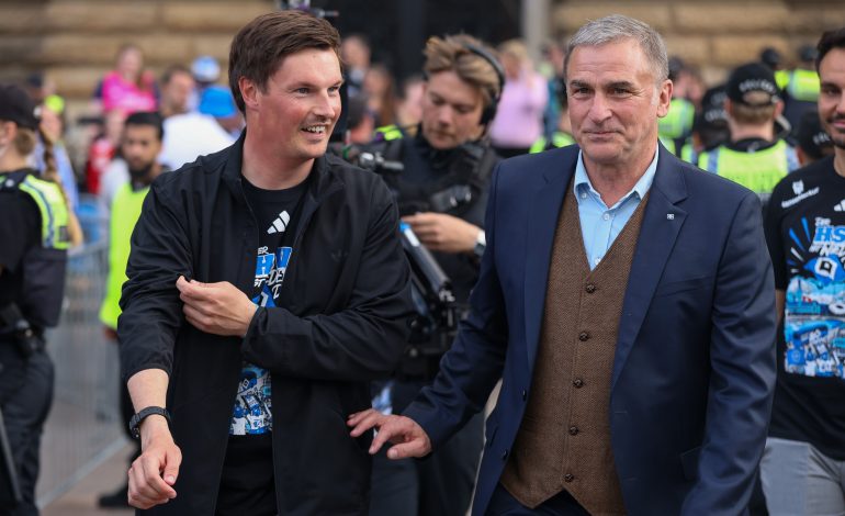 HSV-Sportvorstand Stefan Kuntz und Trainer Merlin Polzin feiern den Aufstieg.